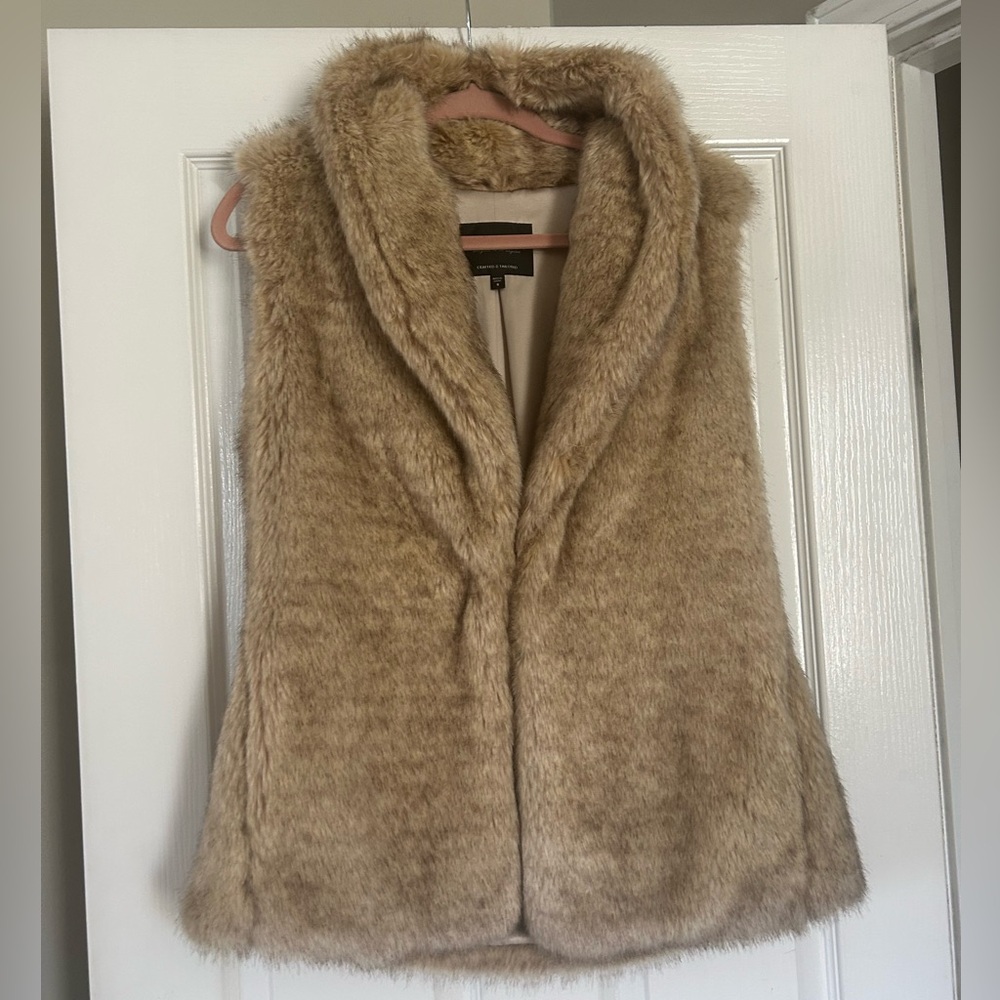 Sanctuary faux fur vest in beige. Practically brand new. Middle closure